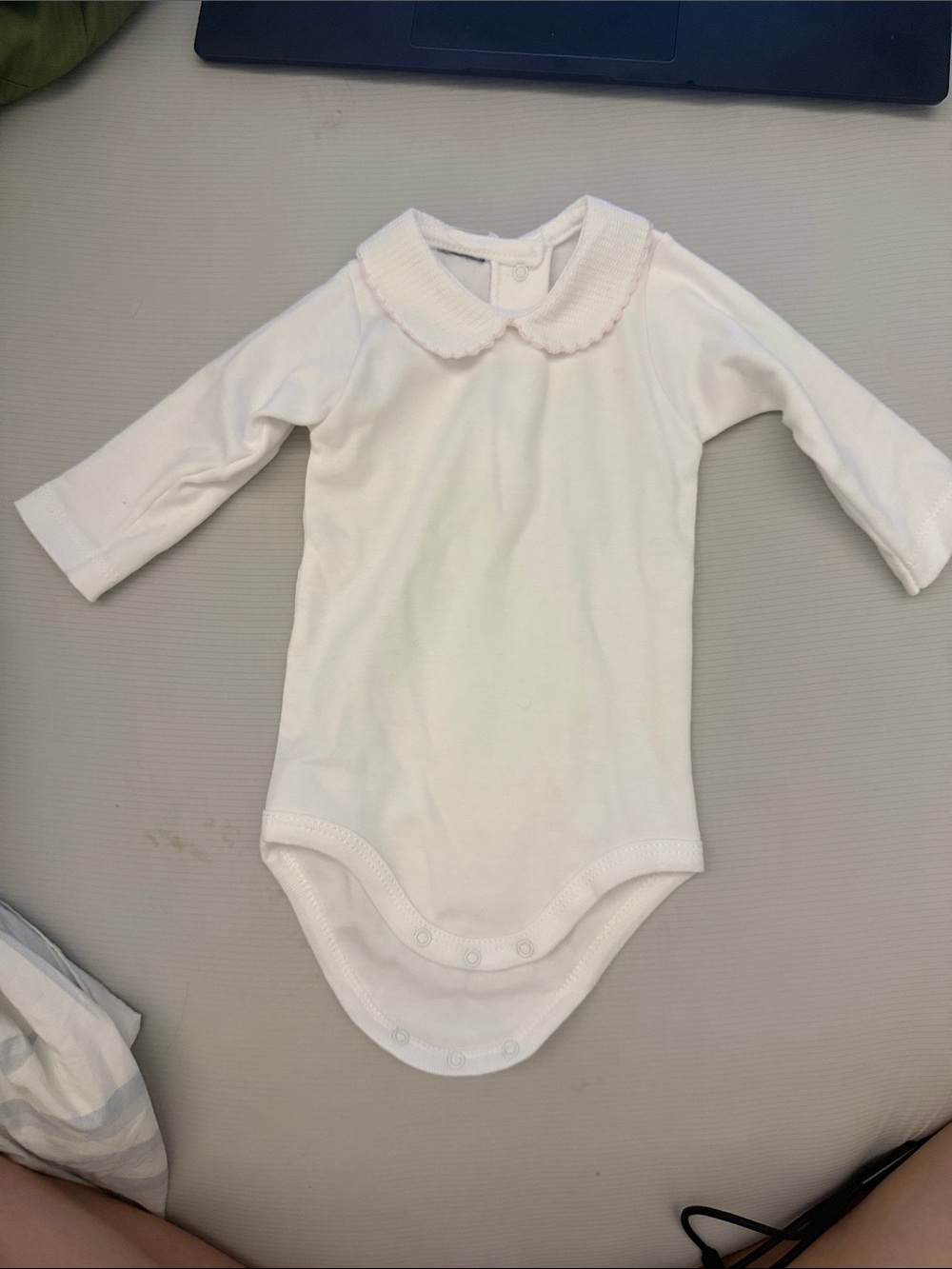 Dońa Carmen White Long-Sleeve Baby One-Piece with Scalloped Collar